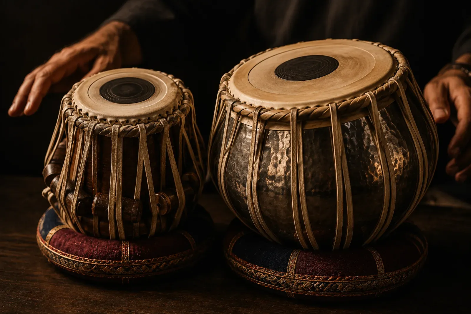 Paire de tablas indiens côte à côte, mains suggérées en bord de cadre