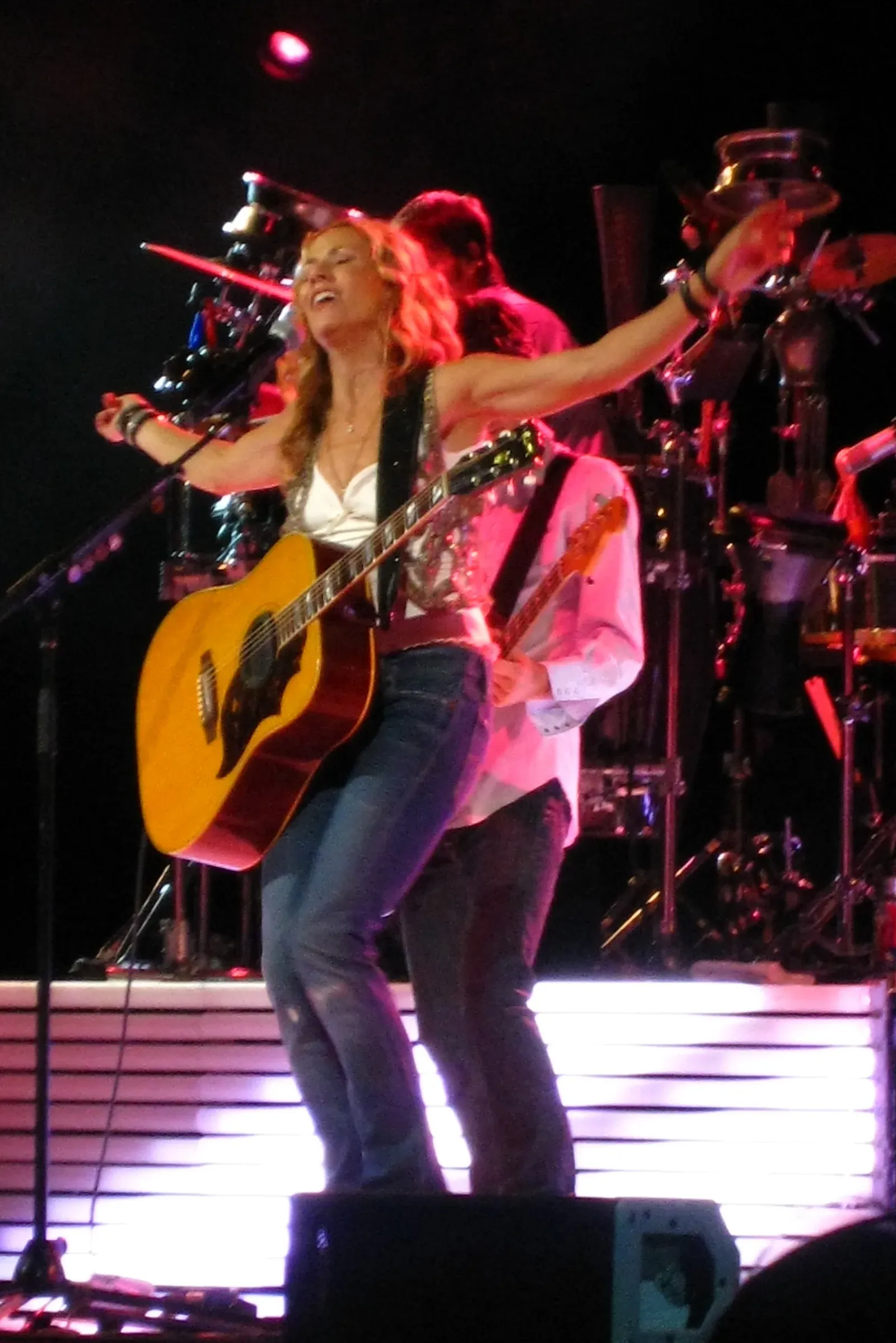 Sheryl Crow en concert, guitare à la main