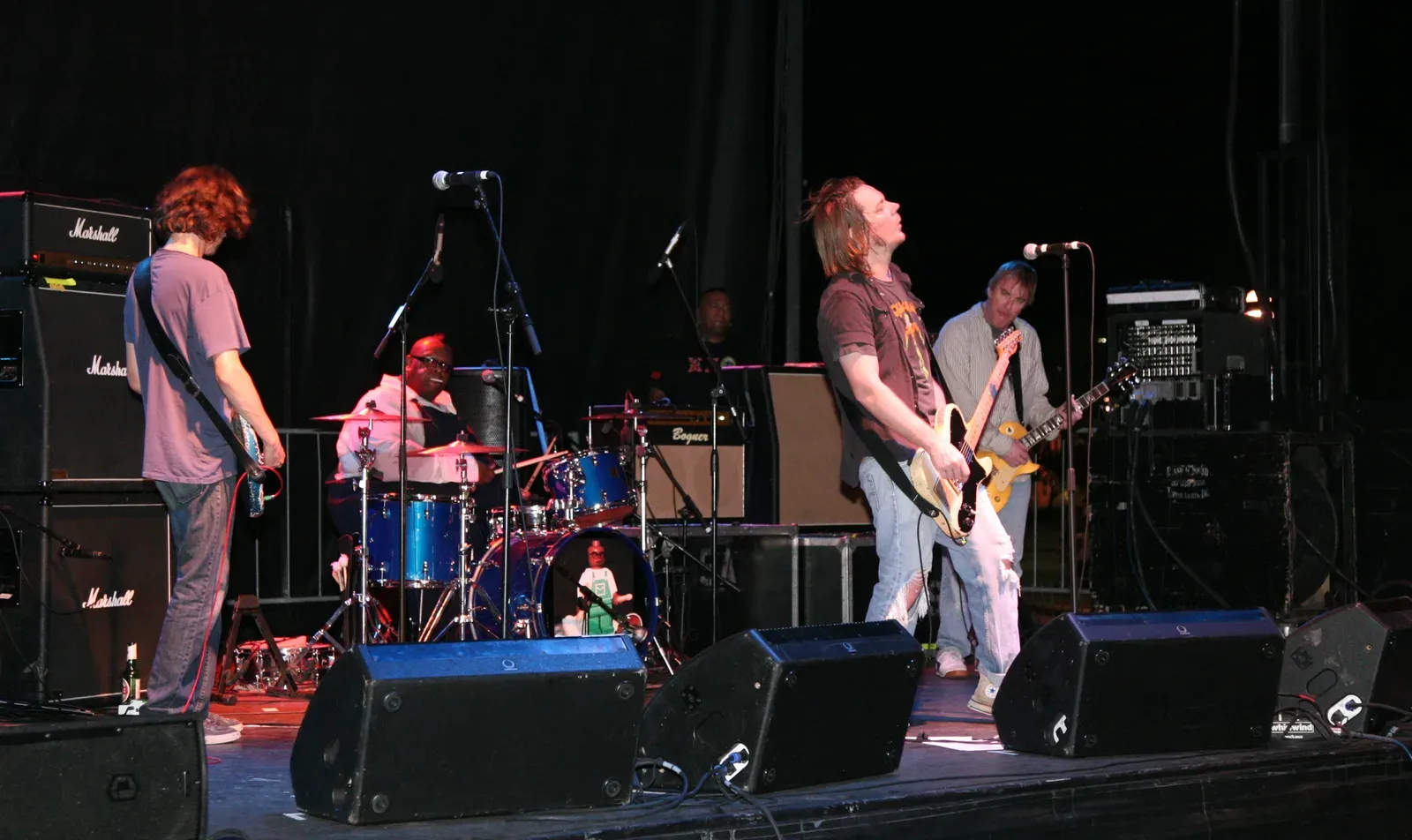 Soul Asylum sur scène, Dan Murphy à droite avec sa Les Paul