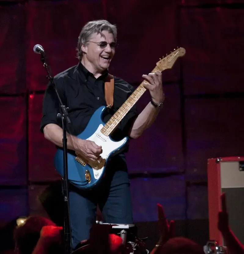 Portrait de Steve Miller avec sa guitare