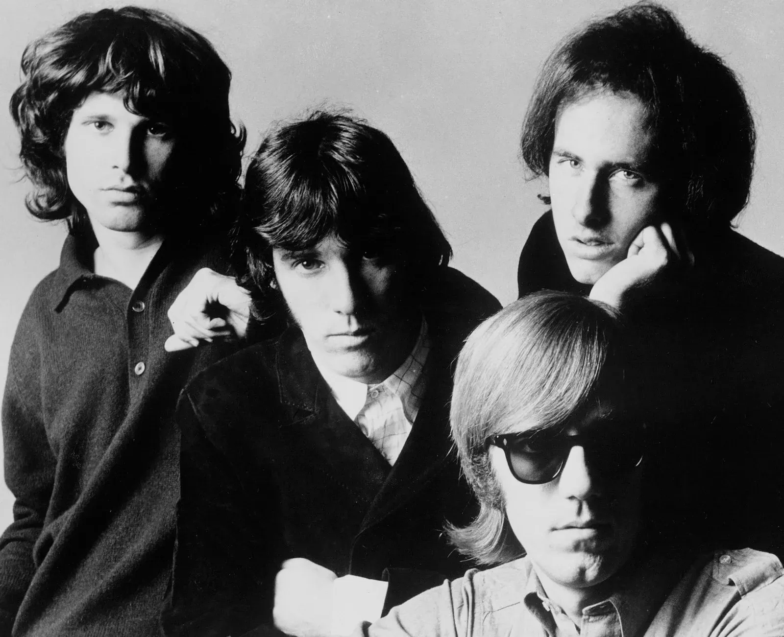 Portrait des quatre membres de The Doors en noir et blanc, 1968