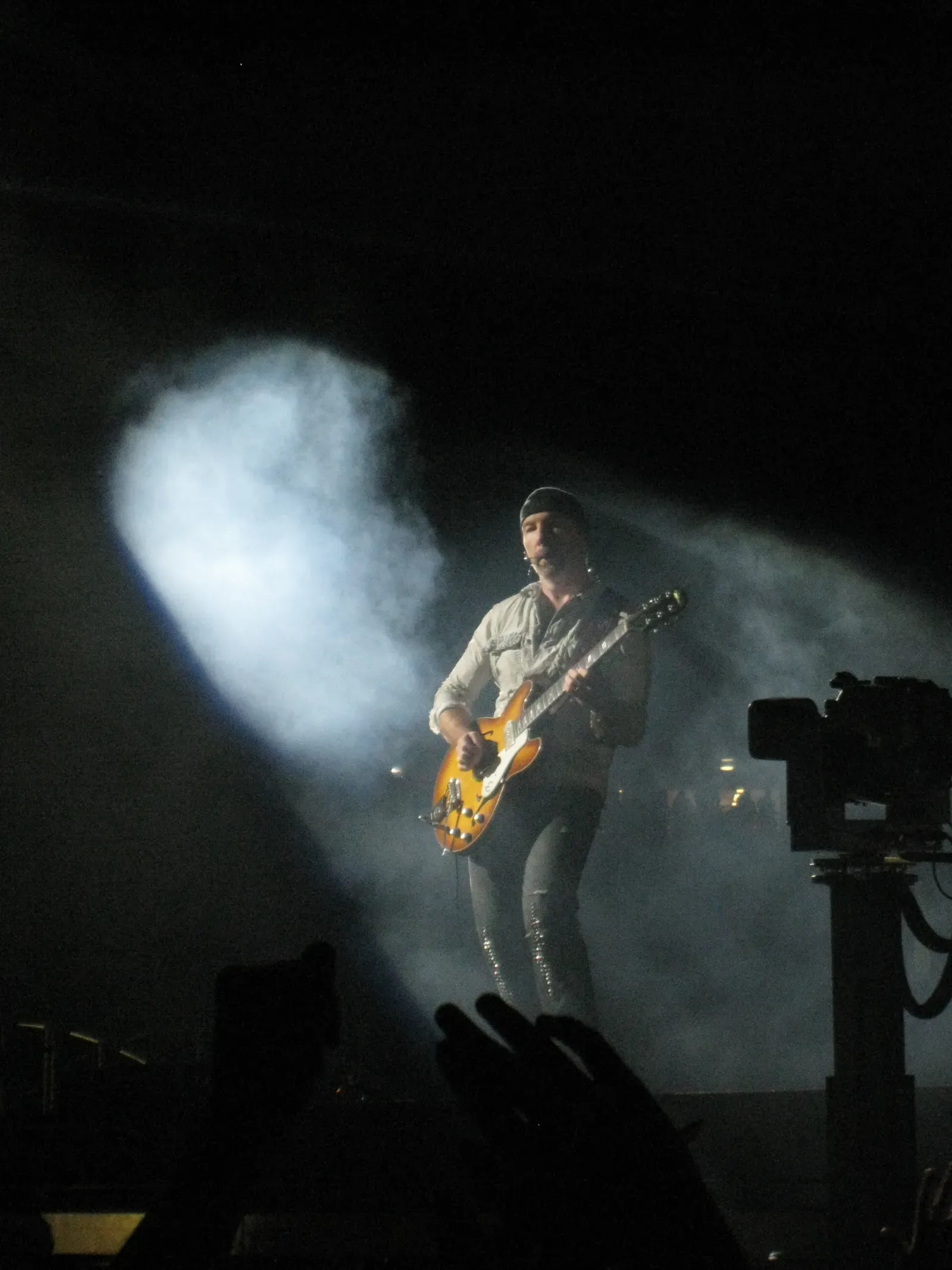 The Edge guitare : delay, arpèges, son et comment jouer comme lui