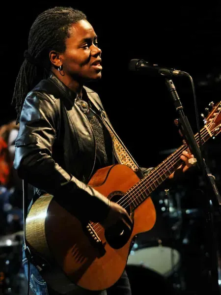 Tracy Chapman jouant Talkin' Bout a Revolution en concert