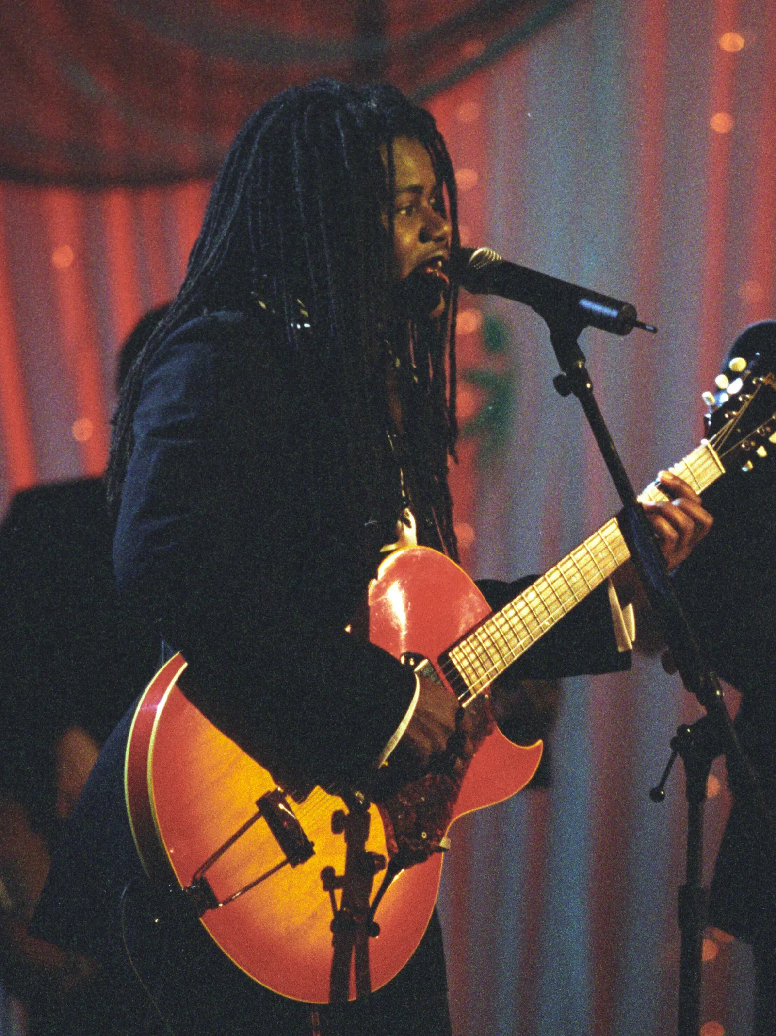 Tracy Chapman sur scène en 1998 avec une guitare électrique demi-caisse