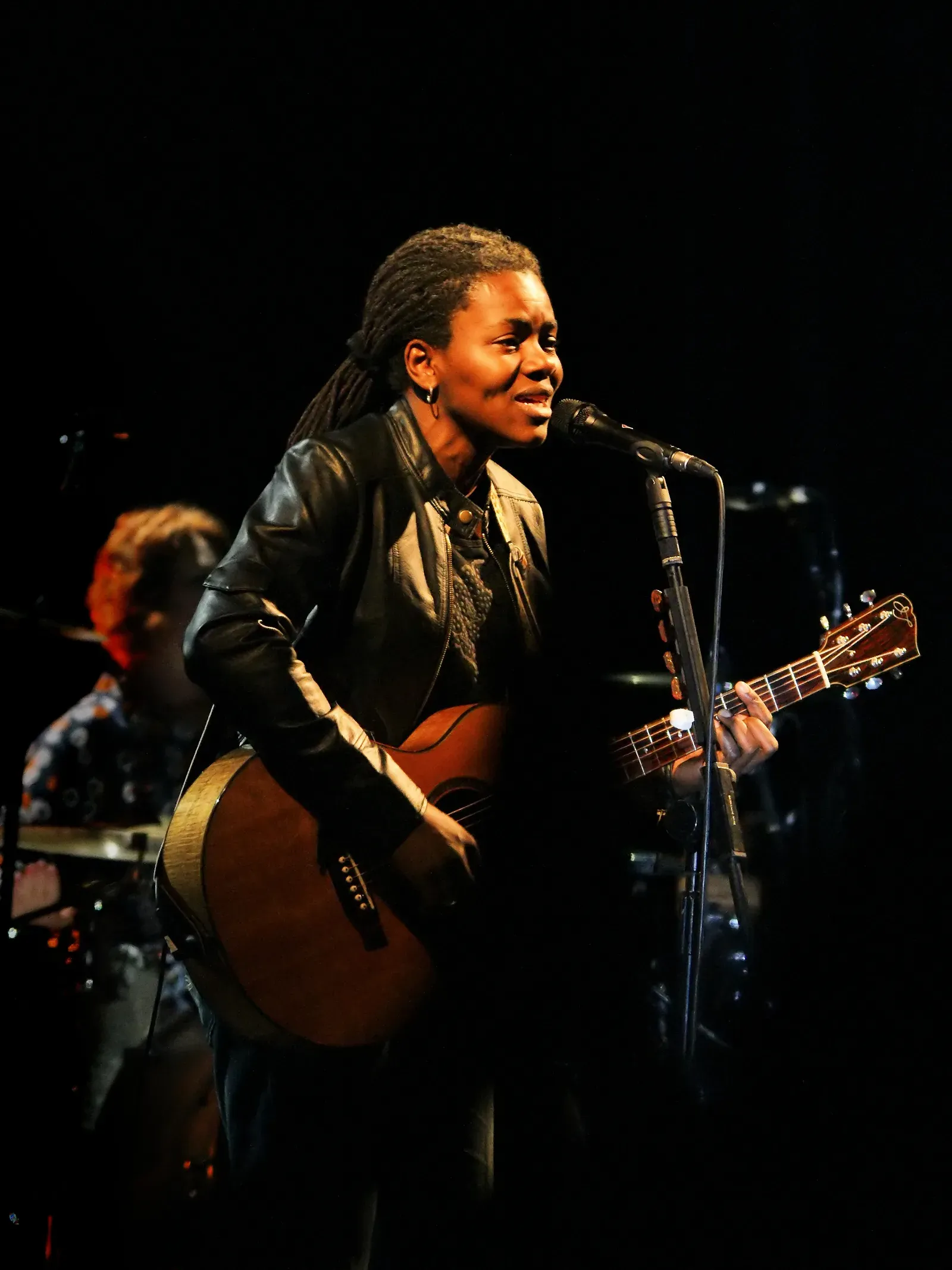 Tracy Chapman guitare : accords, fingerpicking et chansons clés