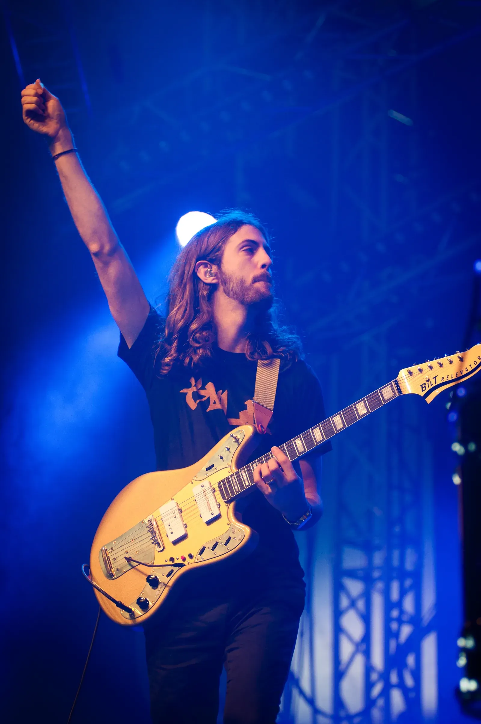 Wayne Sermon, guitariste d'Imagine Dragons, en concert