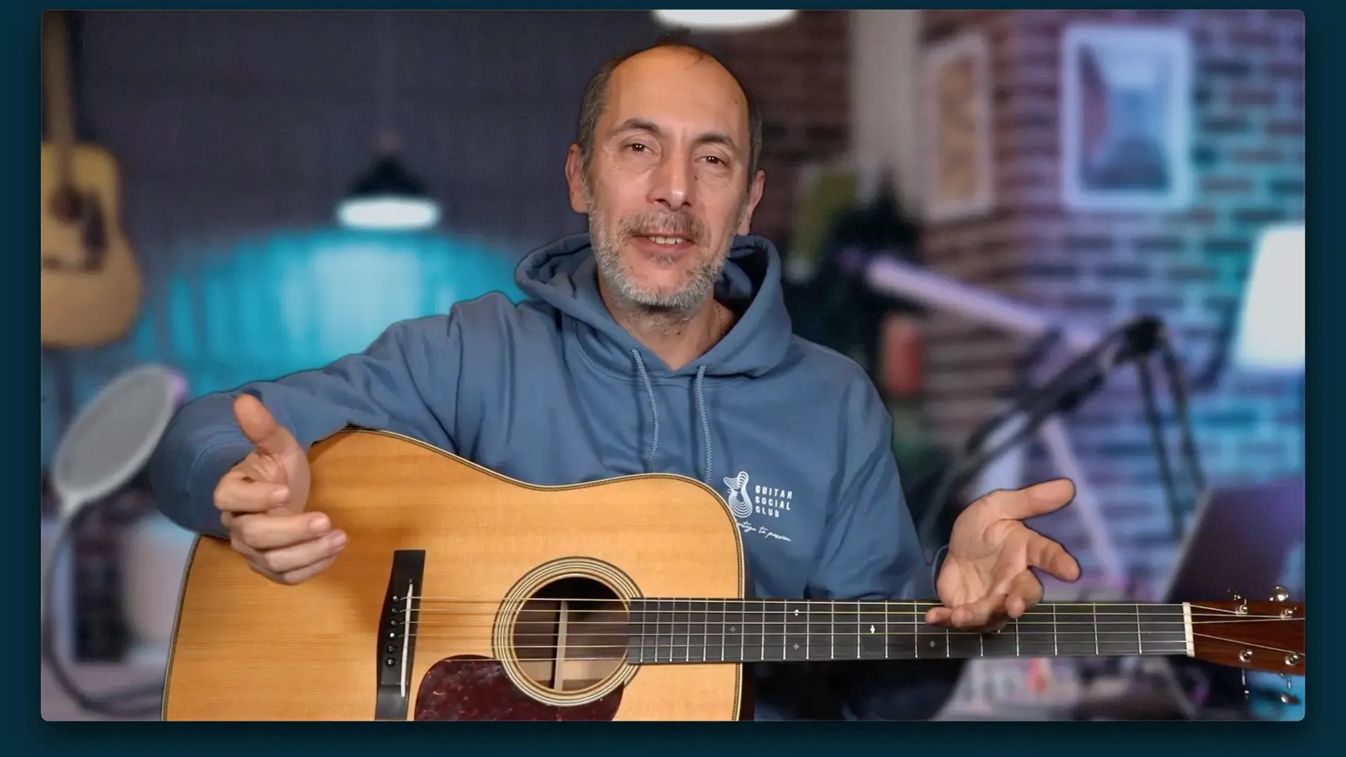 Yohann Abbou, fondateur de Guitar Social Club, avec une guitare acoustique dans son studio