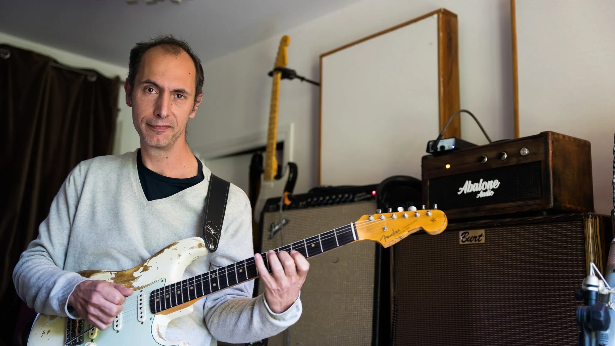 Yohann Abbou jouant une guitare électrique dans son studio