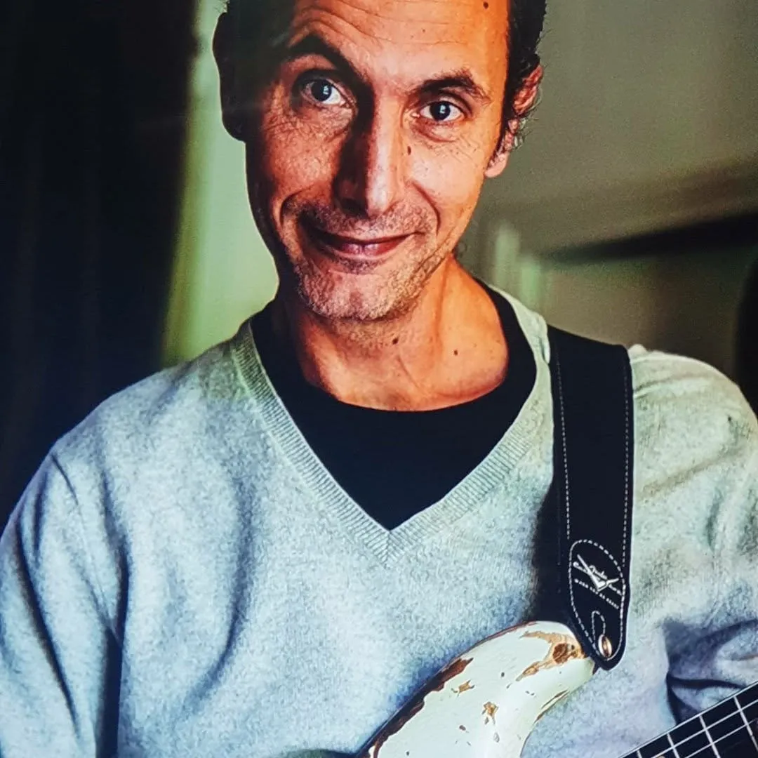 Portrait carré de Yohann Abbou avec une guitare électrique