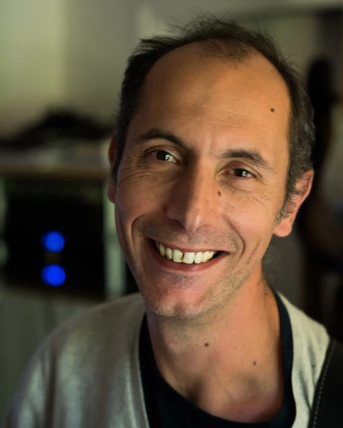 Yohann Abbou, fondateur de Guitar Social Club, souriant dans son studio