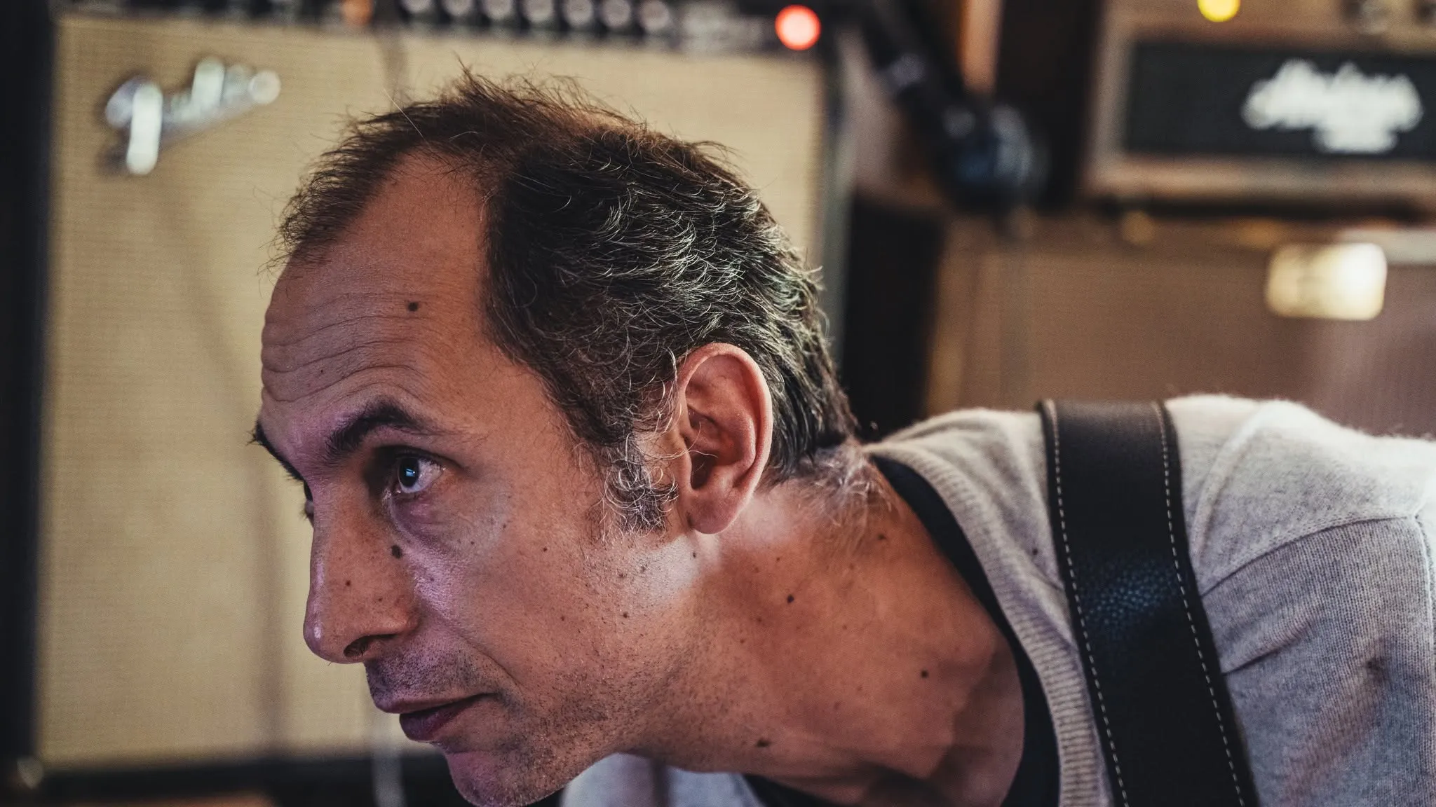 Yohann Abbou concentré en studio pendant une session de travail