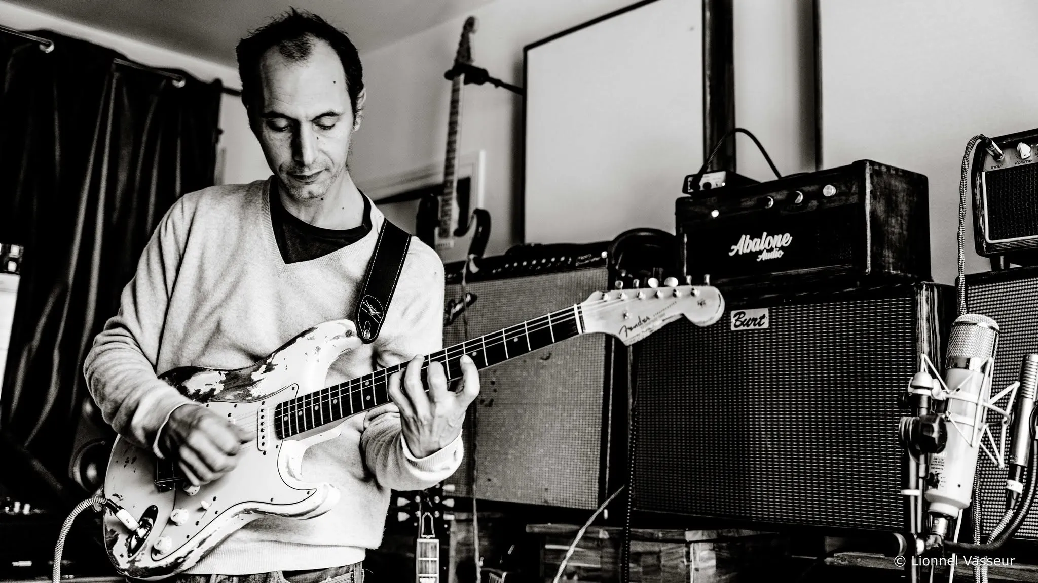 Yohann Abbou, fondateur de Guitar Social Club, guitare en main dans son studio