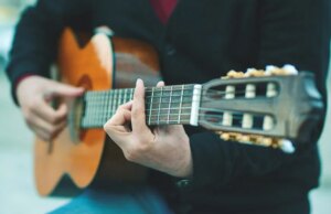 Découvrez la méthode unique du Guitar Social Club pour apprendre la guitare à ton rythme avec tes morceaux préférés.