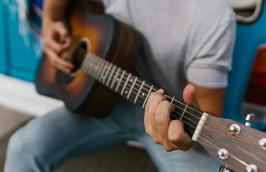 Posture pour positionner sa main gauche à la guitare