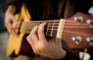 Position des doigts main gauche pour apprendre la guitare facilement.