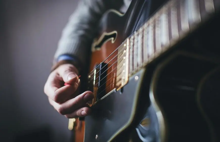 Travail de régularité de la main droite à la guitare