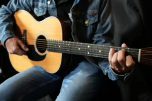 Guitariste avec une position de la main gauche exemplaire.