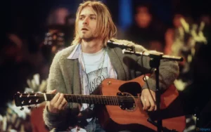Kurt Cobain jouant de la guitare acoustique pendant le concert MTV Unplugged de Nirvana.