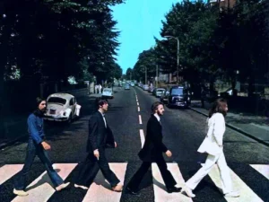 The Beatles traversant le passage piéton d’Abbey Road à Londres, en 1969.