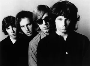 Portrait en noir et blanc du groupe The Doors posant pour Elektra Records