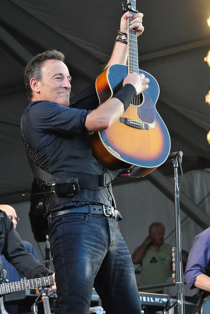 Bruce Springsteen en concert pour Atlantic City de Bruce Springsteen à la guitare