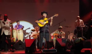 Le groupe Buena Vista Social Club sur scène avec guitares, percussions, trombone et voix en live
