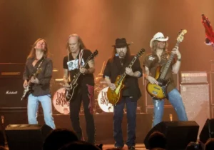 Le groupe Lynyrd Skynyrd en concert, jouant “Simple Man” avec passion