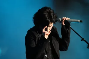 Dolores O’Riordan tenant un micro lors d’un concert des Cranberries, en pleine interprétation