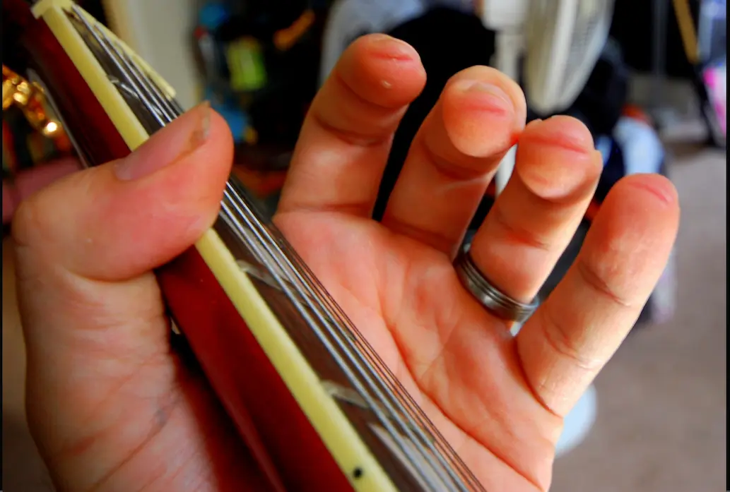 Débutant soulageant douleur doigts guitare