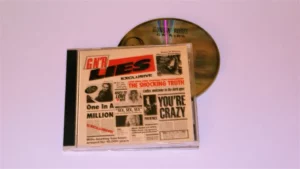 Boîtier CD de l’album GNR Lies de Guns N’ Roses avec visuel de style journal à la une