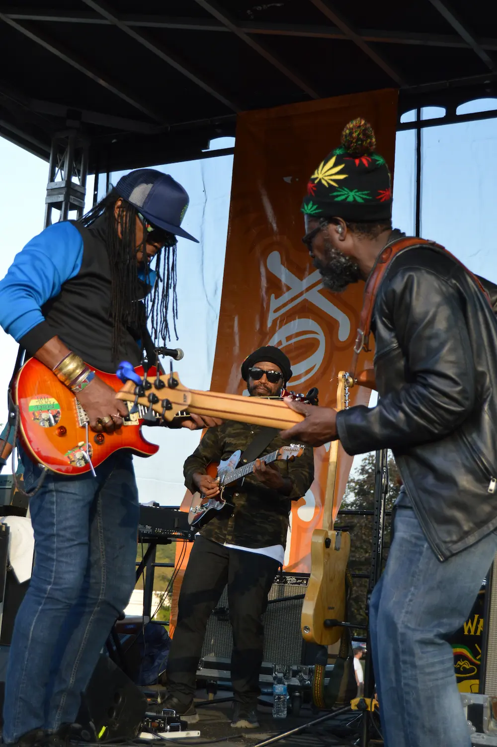 Musicien de The Wailers jouant Redemption Song