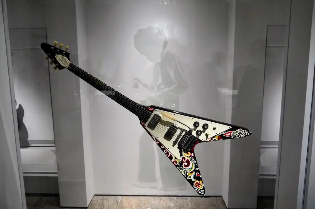 La guitare de Jimi Hendrix et son ombre