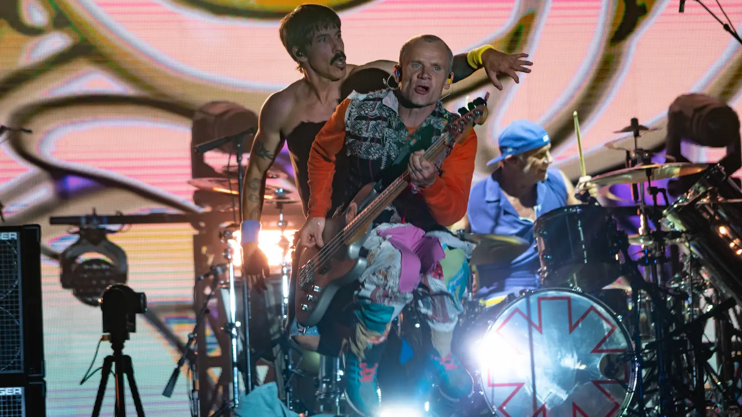 Image inspirée du clip d’Otherside des Red Hot Chili Peppers, avec une esthétique expressionniste en noir et blanc, montrant des silhouettes stylisées
