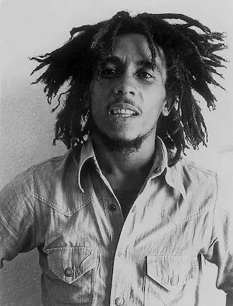 Bob Marley jouant No Woman No Cry en concert sous des lumières colorées