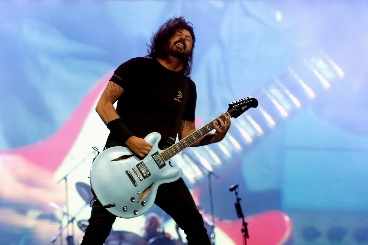 Dave Grohl avec sa guitare signature Pelham Blue