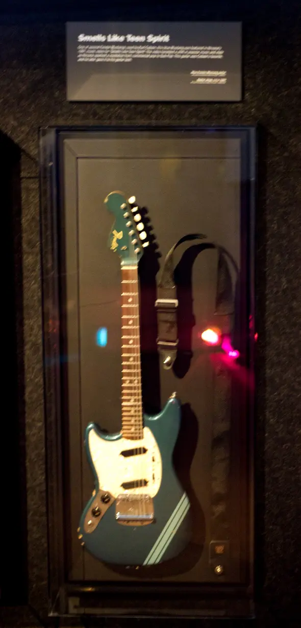 Détail de la guitare de Kurt Cobain