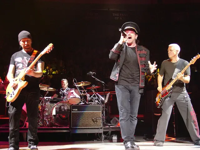 U2 jouant New Year's Day en concert