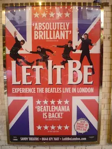 Affiche rouge, blanche et bleue de la comédie musicale “Let It Be” célébrant la musique des Beatles à Londres