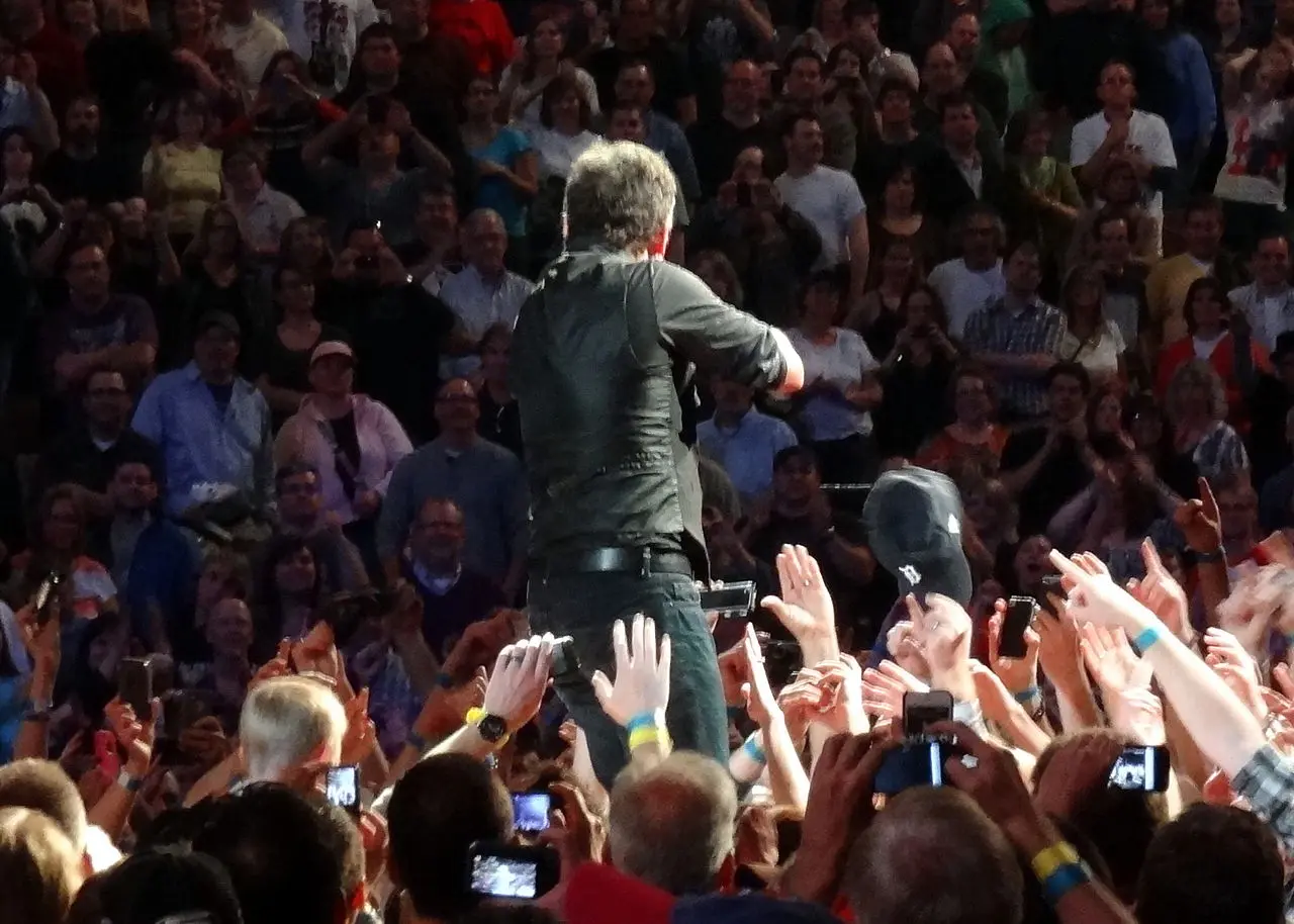 Bruce Springsteen capturant l’émotion d’Atlantic City de Bruce Springsteen à la guitare dans la foule