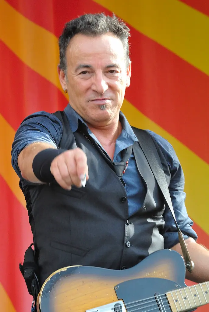 Bruce Springsteen interprétant Atlantic City de Bruce Springsteen à la guitare en live