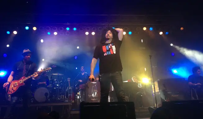 Counting Crows en concert jouant Mr Jones