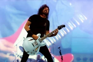 Dave Grohl des Foo Fighters en concert, jouant de la guitare électrique sur scène.
