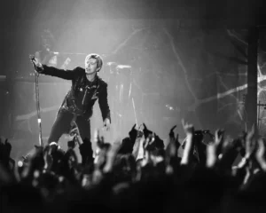 David Bowie sur scène en pleine performance live, acclamé par la foule