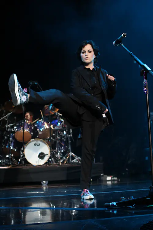 Dolores O’Riordan en action — concert dynamique