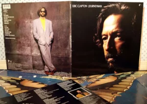 Pochette de l’album Journeyman d’Eric Clapton sorti en 1989, montrant l’artiste en portrait et en costume clair.