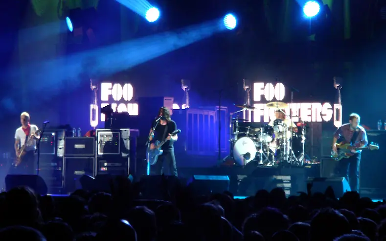 Foo Fighters en concert jouant Big Me