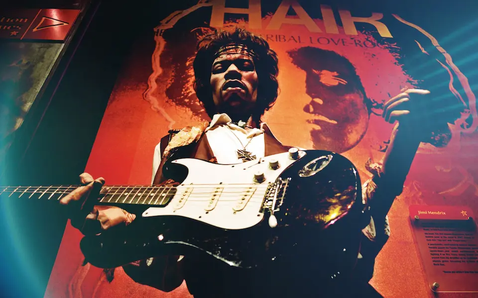 Jimi Hendrix jouant sur scène