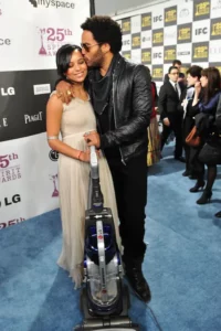 Lenny Kravitz et Zoë Kravitz posant avec un aspirateur sur le tapis bleu d’un festival de cinéma