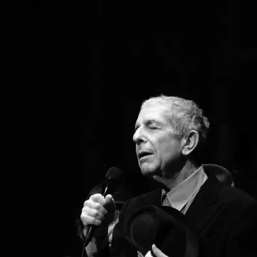 Leonard Cohen en concert intimiste en noir et blanc