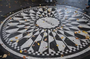 Mosaïque « Imagine » en noir et blanc à Central Park recouverte de feuilles d’automne